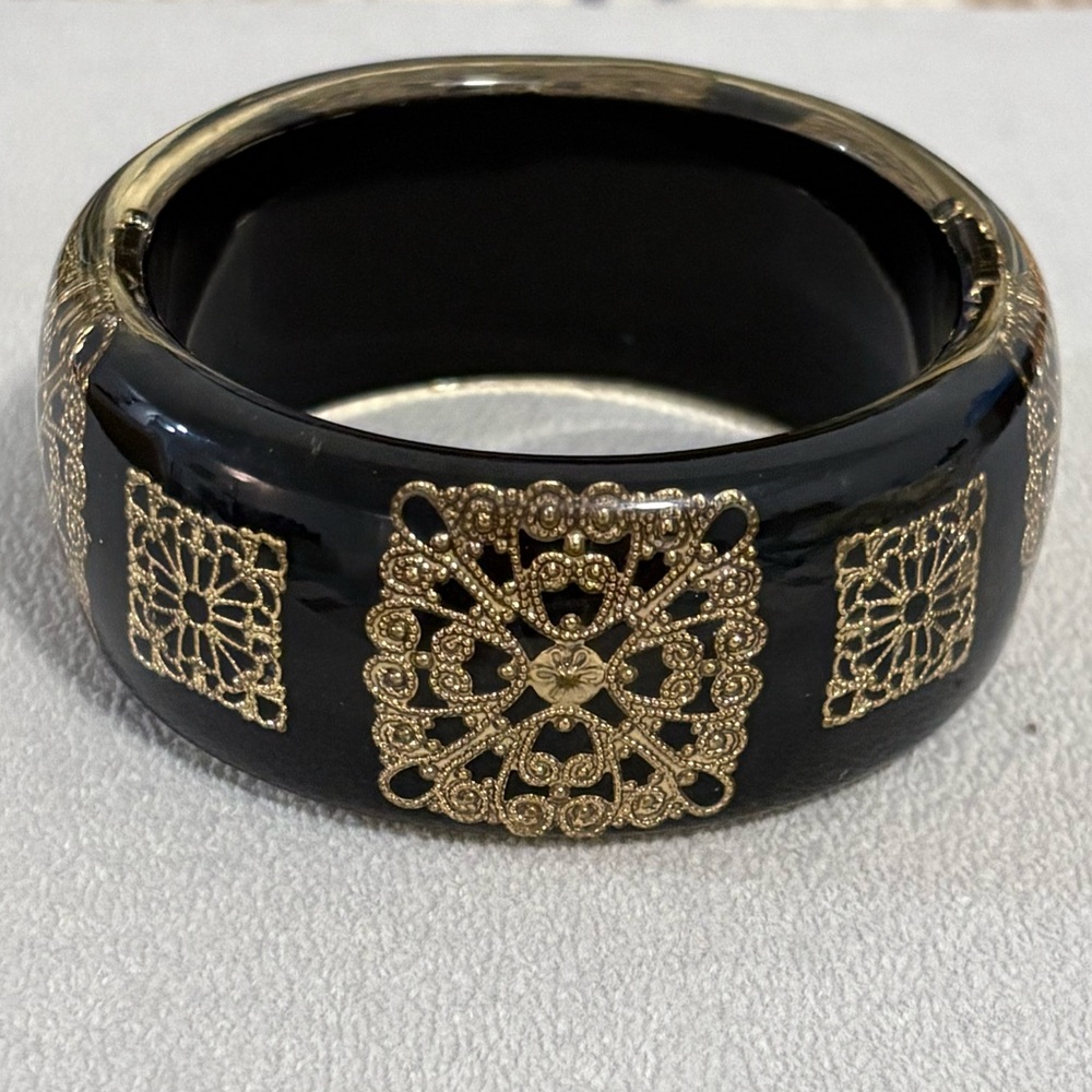 Vintage lucite bangle with brass inlay